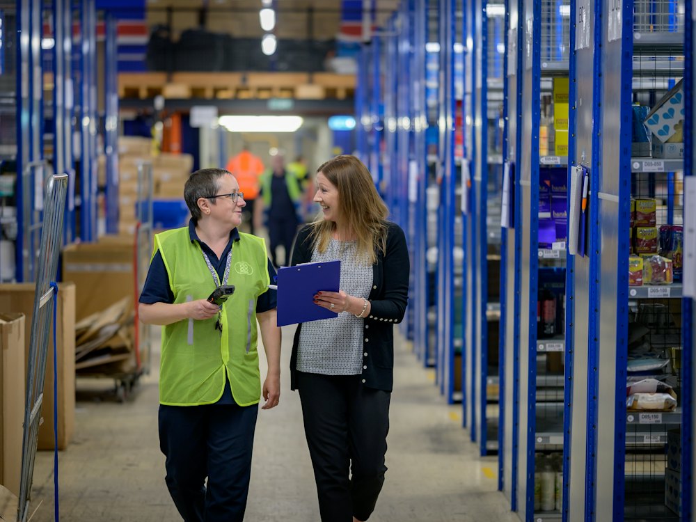 Personal recorriendo la bodega de una empresa asegurada